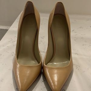 Sexy pair of Guess pointed toe pumps